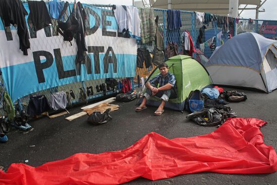 Палаточный лагерь аргентинских футбольных болельщиков в Рио-де-Жанейро