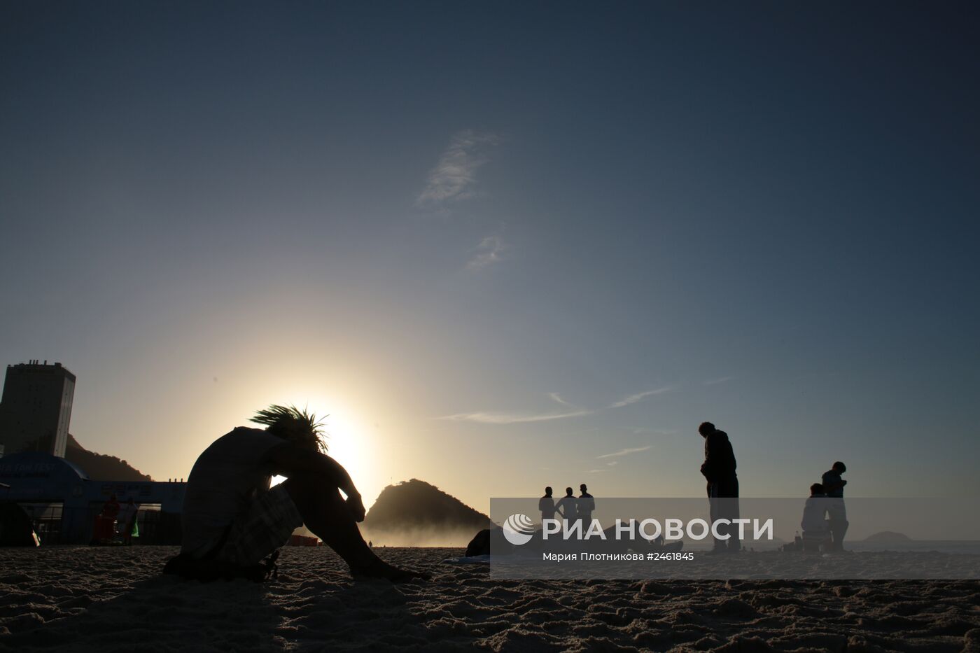 Болельщики сборной Аргентины встречают рассвет на пляже Копакабана