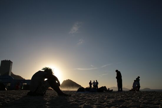 Болельщики сборной Аргентины встречают рассвет на пляже Копакабана