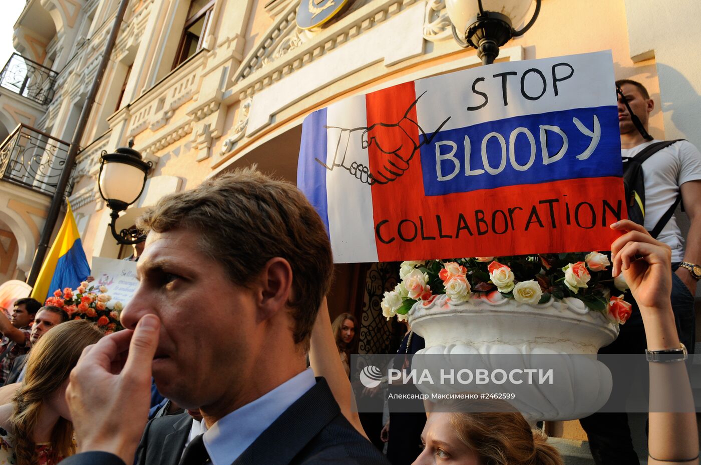Пикет против продажи России кораблей "Мистраль" у посольства Франции в Киеве