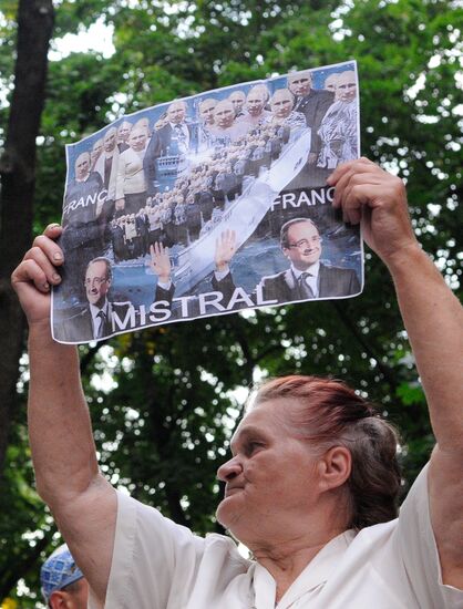 Пикет против продажи России кораблей "Мистраль" у посольства Франции в Киеве