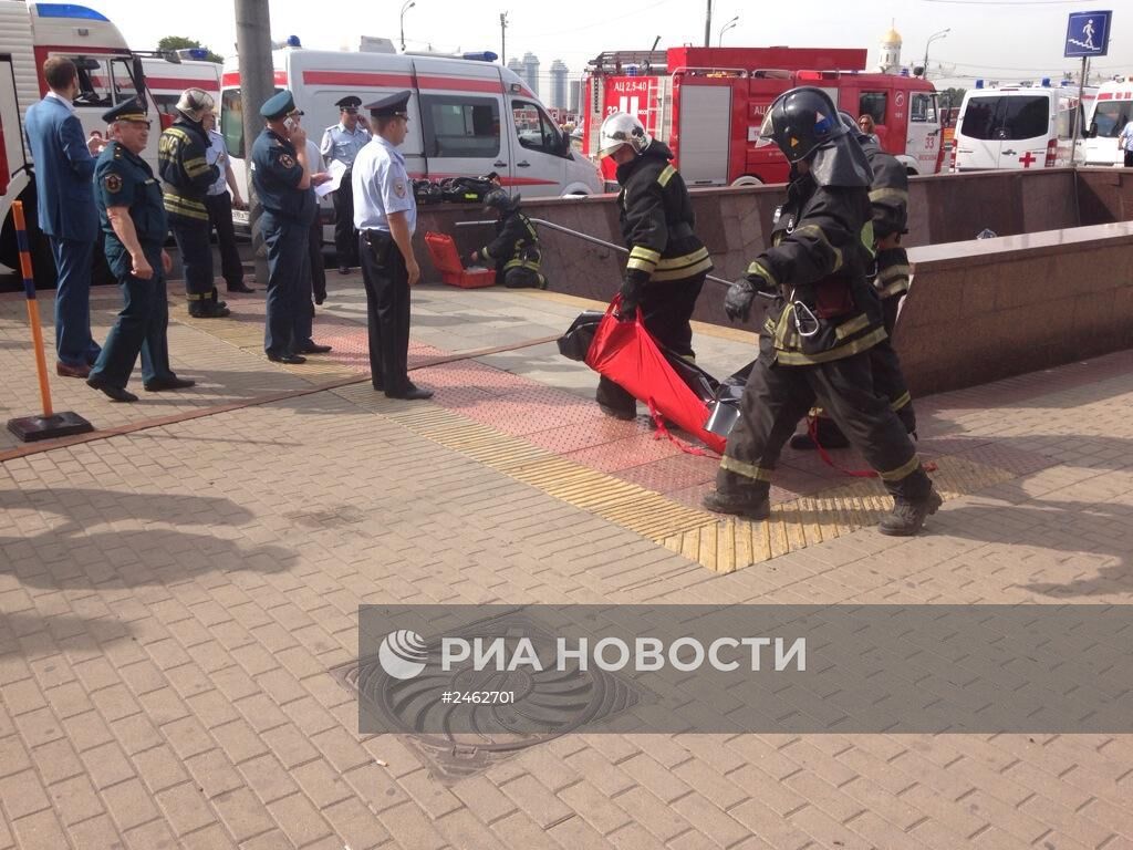 Вагон поезда метро сошел с рельсов на перегоне "Парк Победы" - "Славянский бульвар"