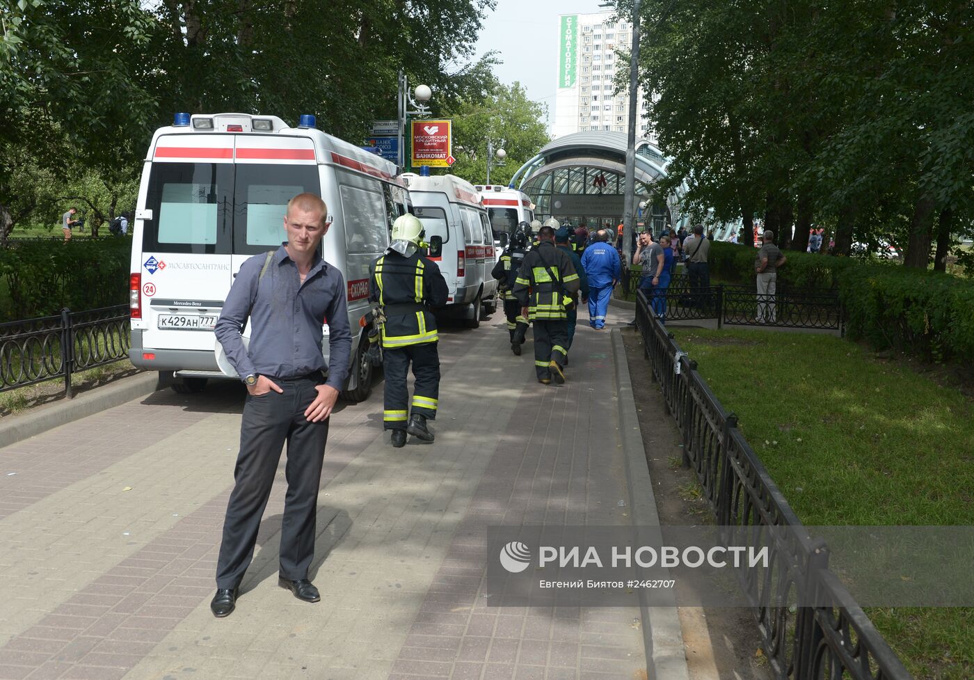 Вагон поезда метро сошел с рельсов на перегоне "Парк Победы" - "Славянский бульвар"