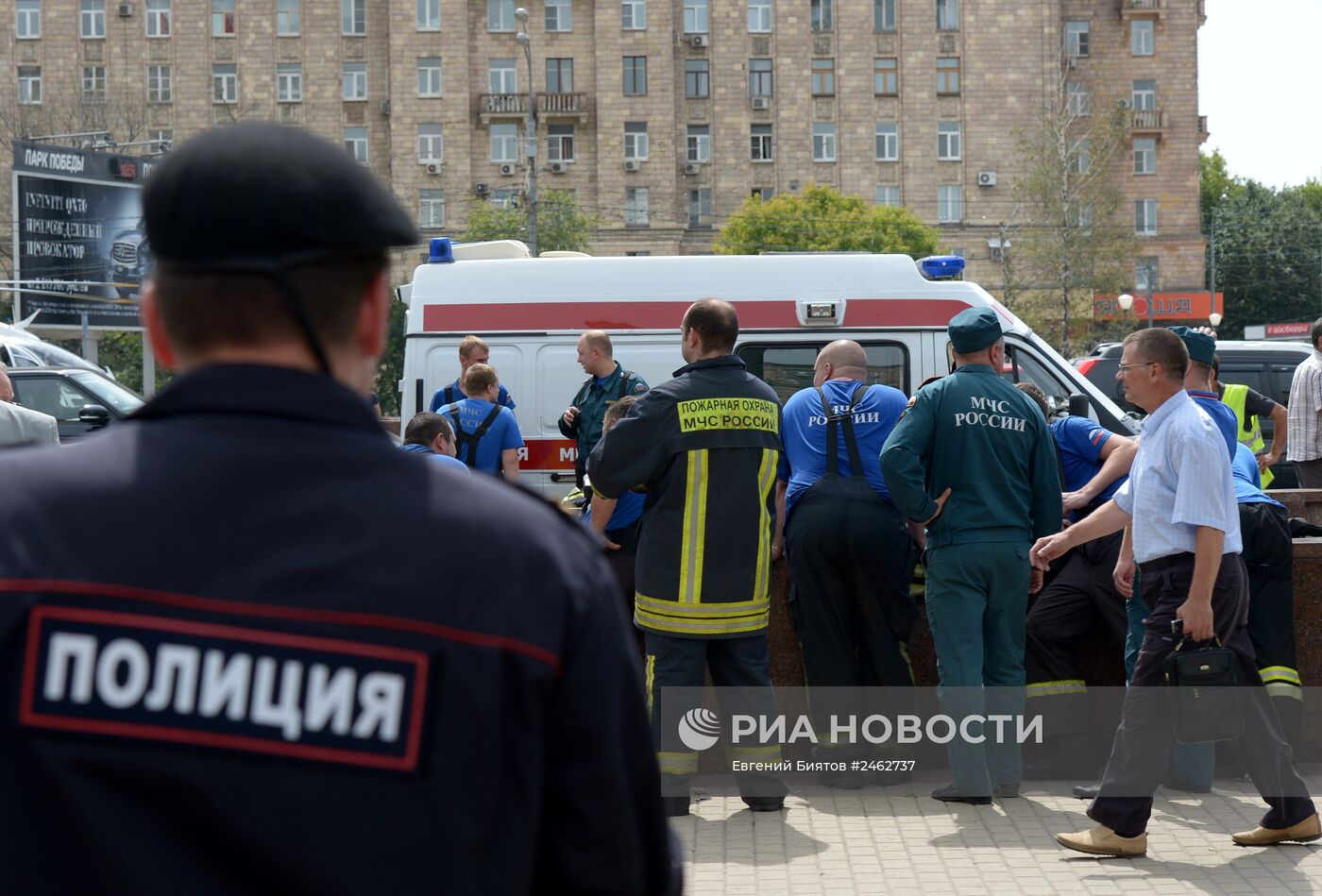 Вагон поезда метро сошел с рельсов на перегоне "Парк Победы" - "Славянский бульвар"