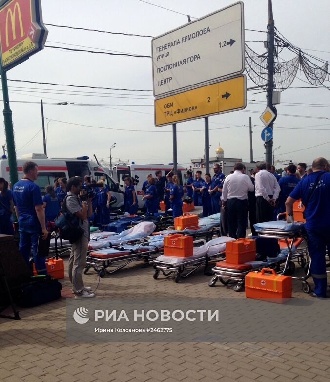 Вагон поезда метро сошел с рельсов на перегоне "Парк Победы" - "Славянский бульвар"