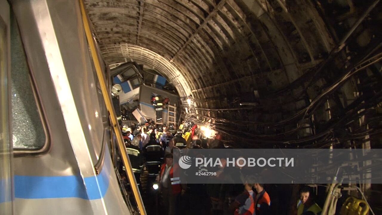 Вагон поезда метро сошел с рельсов на перегоне "Парк Победы" - "Славянский бульвар"