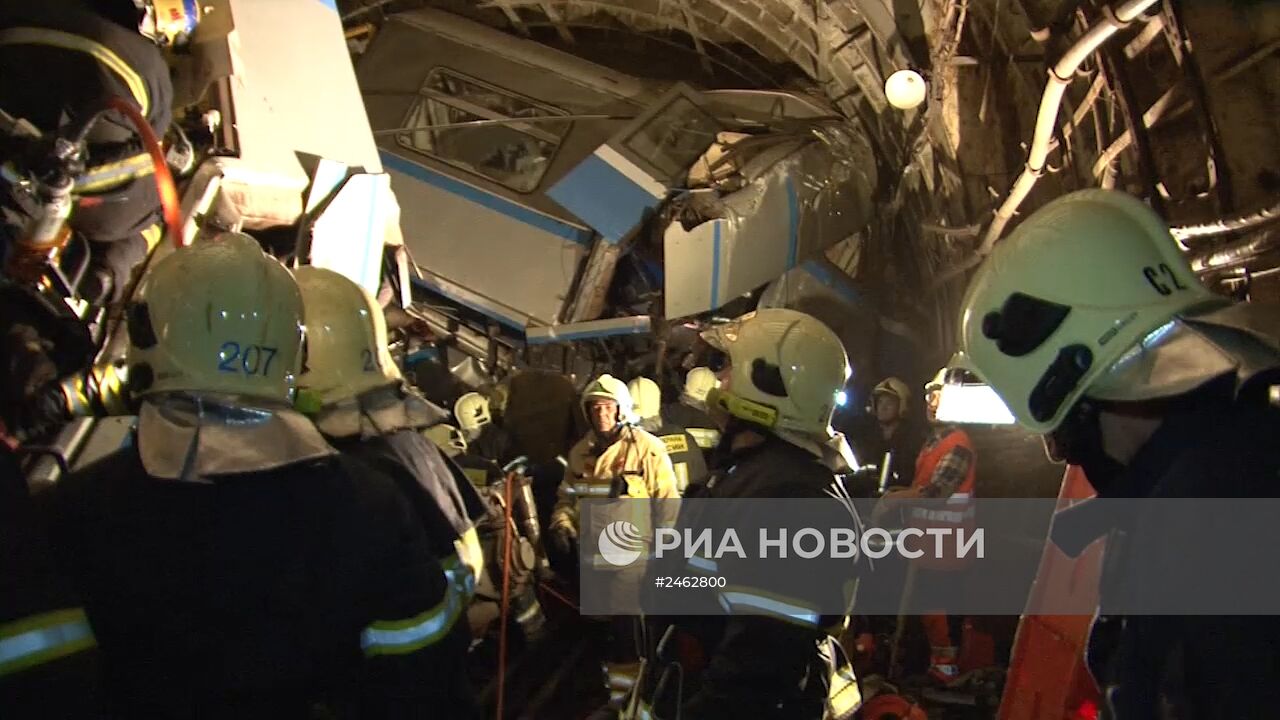 Вагон поезда метро сошел с рельсов на перегоне "Парк Победы" - "Славянский бульвар"