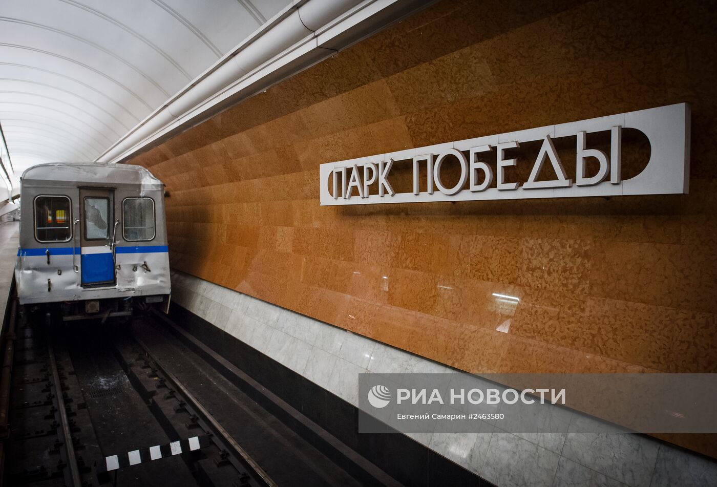 С.Собянин возложил цветы у метро "Парк Победы"