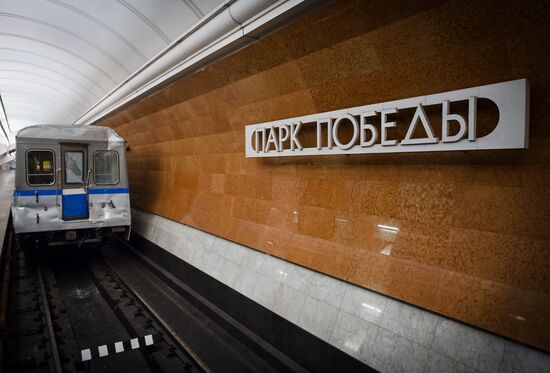 С.Собянин возложил цветы у метро "Парк Победы"