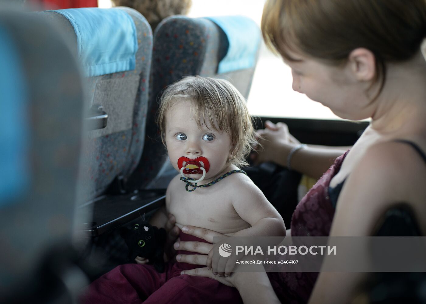 Борт МЧС доставил в Санкт-Петербург беженцев из Украины
