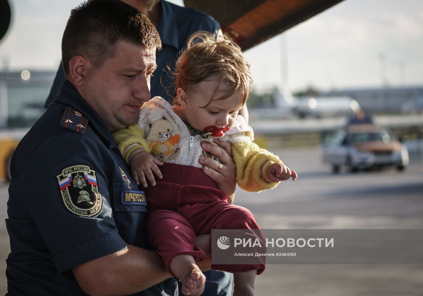 Борт МЧС доставил в Санкт-Петербург беженцев с Украины
