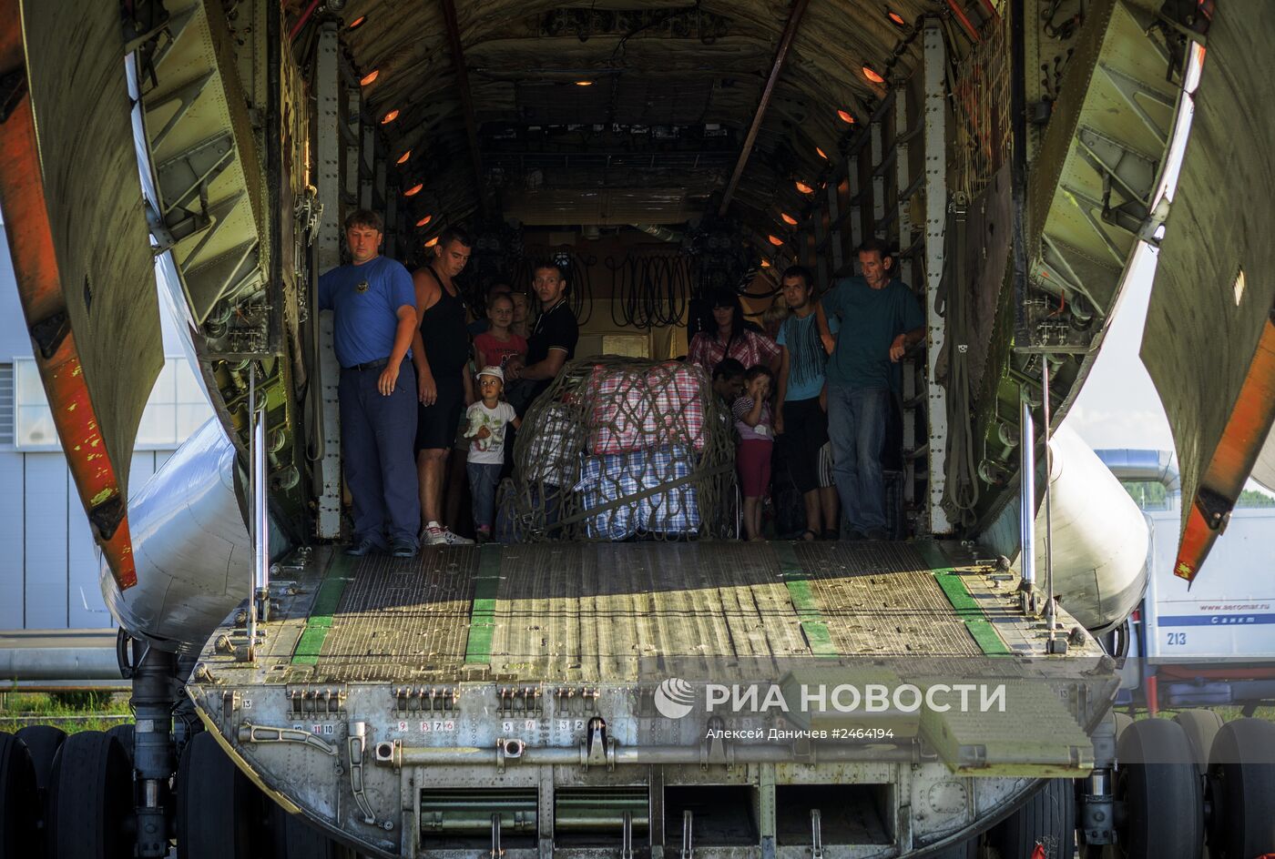 Борт МЧС доставил в Санкт-Петербург беженцев с Украины