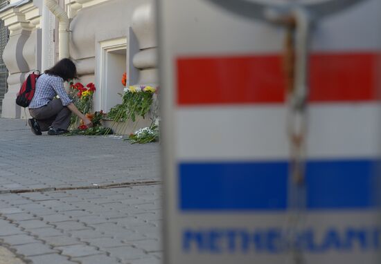 Люди несут цветы в память о погибших в авиакатастрофе в Донецкой области