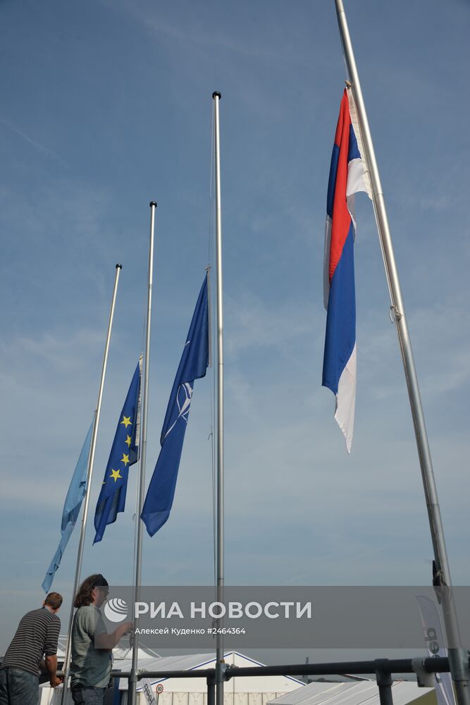 На авиасалоне "Фарнборо-2014" приспустили флаги государств в связи с авиакатастрофой на Украине
