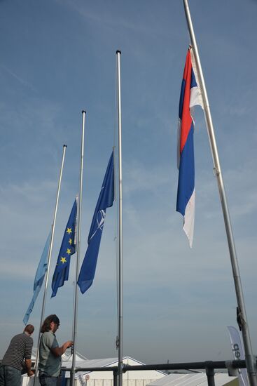 На авиасалоне "Фарнборо-2014" приспустили флаги государств в связи с авиакатастрофой на Украине