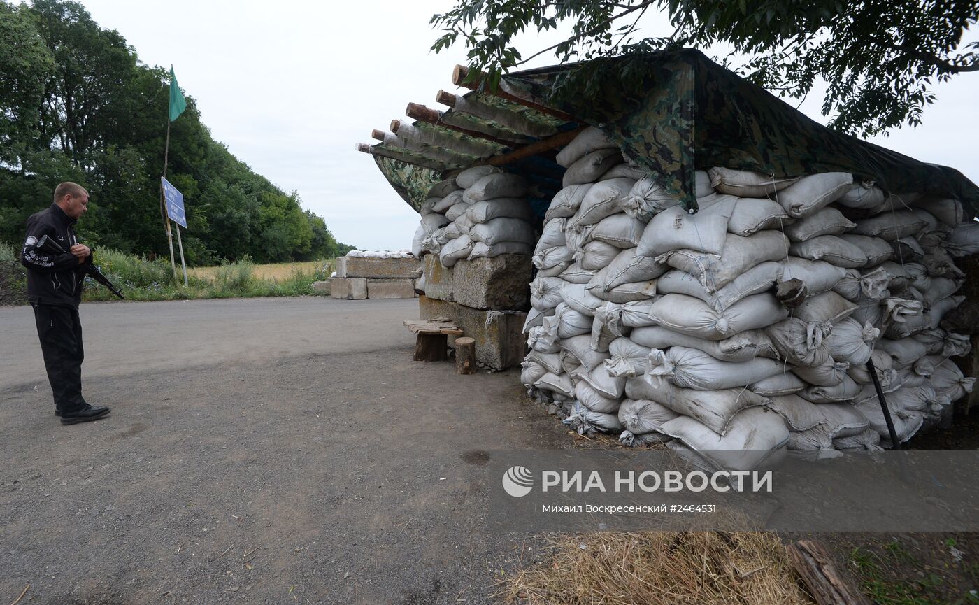 Блок-пост ополченцев в поселке Чернухино Луганской области