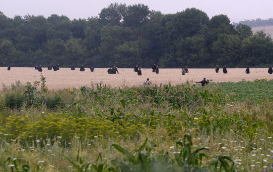 Поисковые работы на месте крушения малайзийского лайнера Boeing 777 в районе Шахтерска