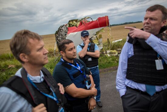 Поисковые работы на месте крушения малайзийского лайнера Boeing 777 в районе Шахтерска