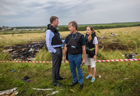 Поисковые работы на месте крушения малайзийского лайнера Boeing 777 в районе Шахтерска