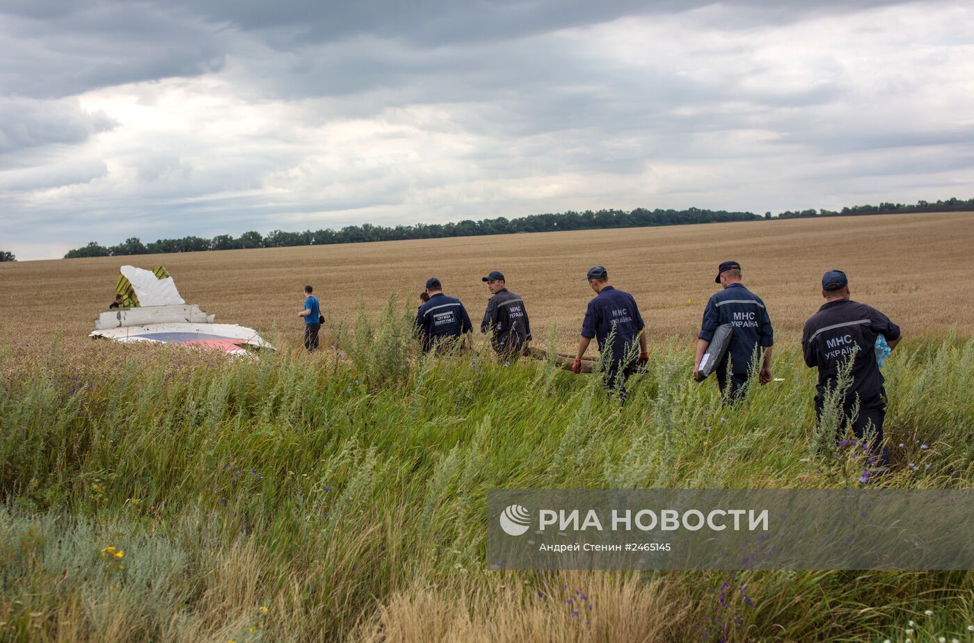 Сбор тел погибших на месте крушения малайзийского лайнера Boeing 777 в районе Шахтерска