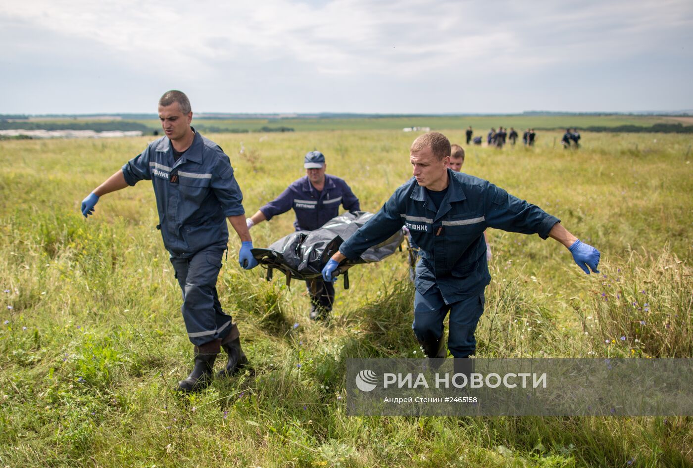 Сбор тел погибших на месте крушения малайзийского лайнера Boeing 777 в районе Шахтерска