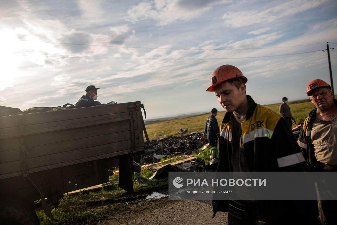 Сбор тел погибших на месте крушения малайзийского лайнера Boeing 777 в районе Шахтерска