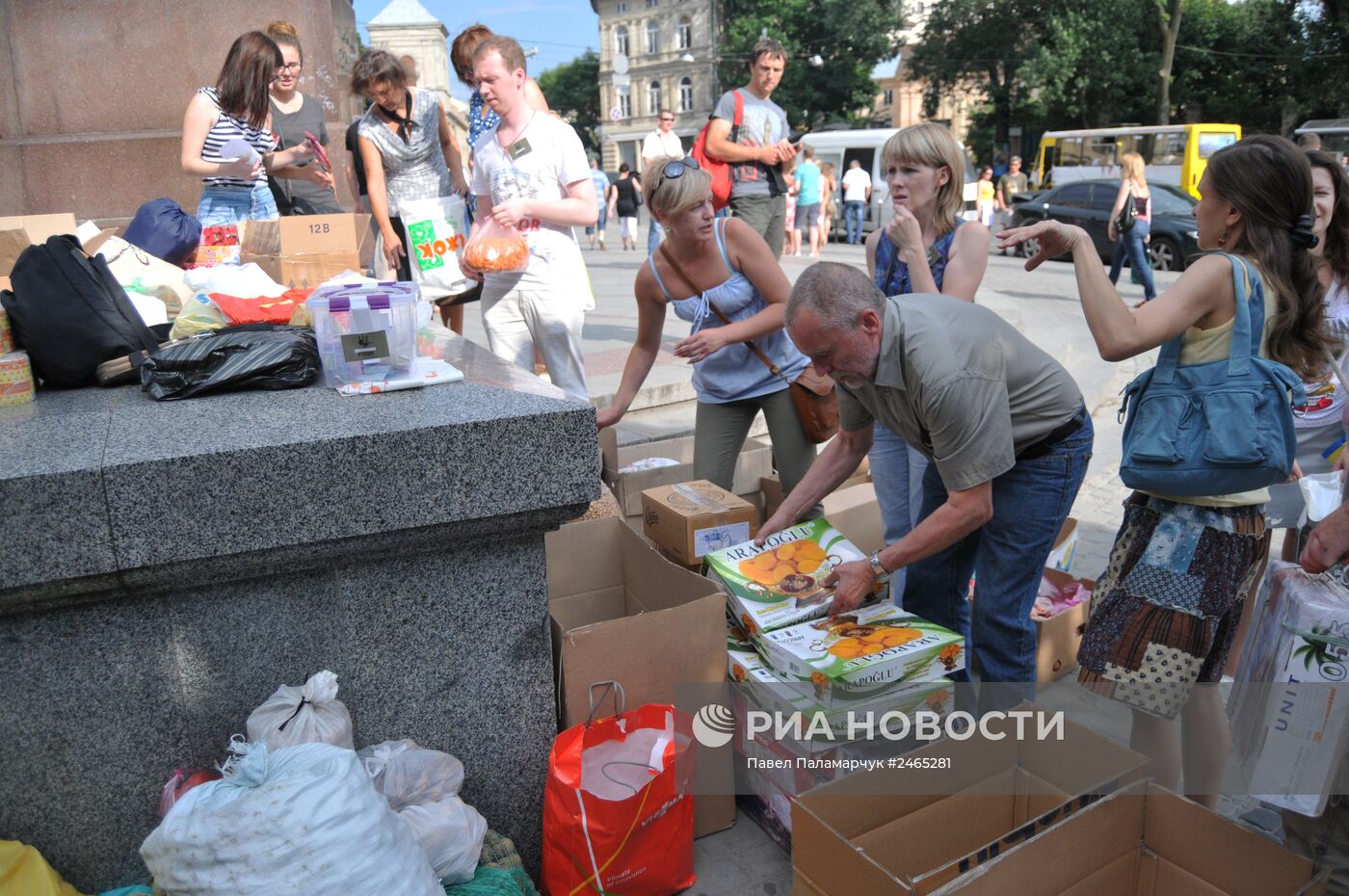 Волонтеры во Львове собирают продукты и вещи для военных