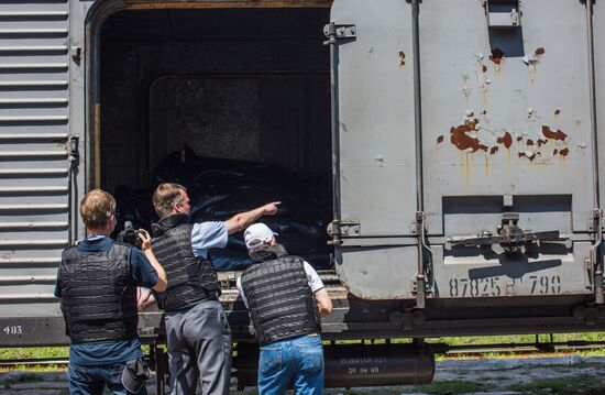 Поезд с телами погибших в крушении Boeing 777 на Украине перед отправкой в Донецк