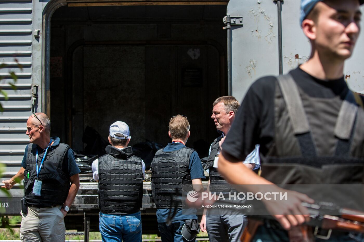 Поезд с телами погибших в крушении Boeing 777 на Украине перед отправкой в Донецк