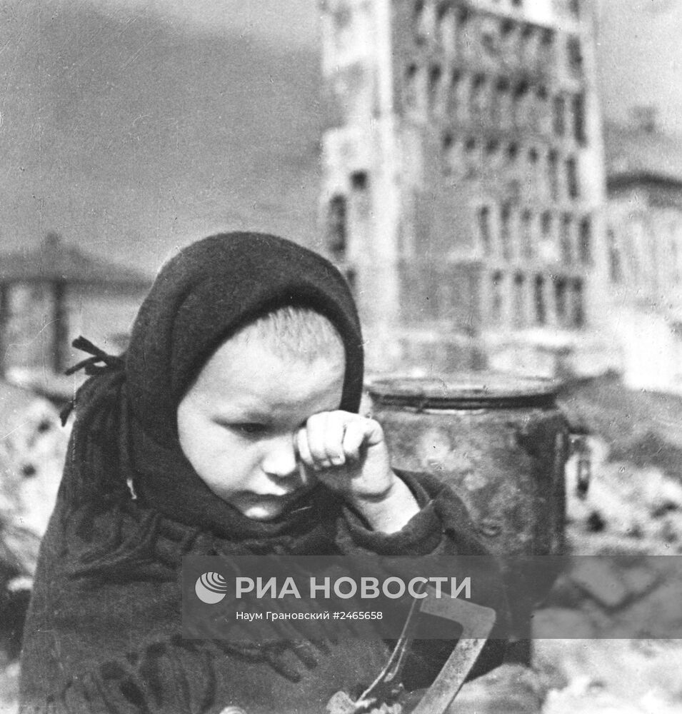 Ребенок в освобожденном от немецко-фашистских захвотчиков городе