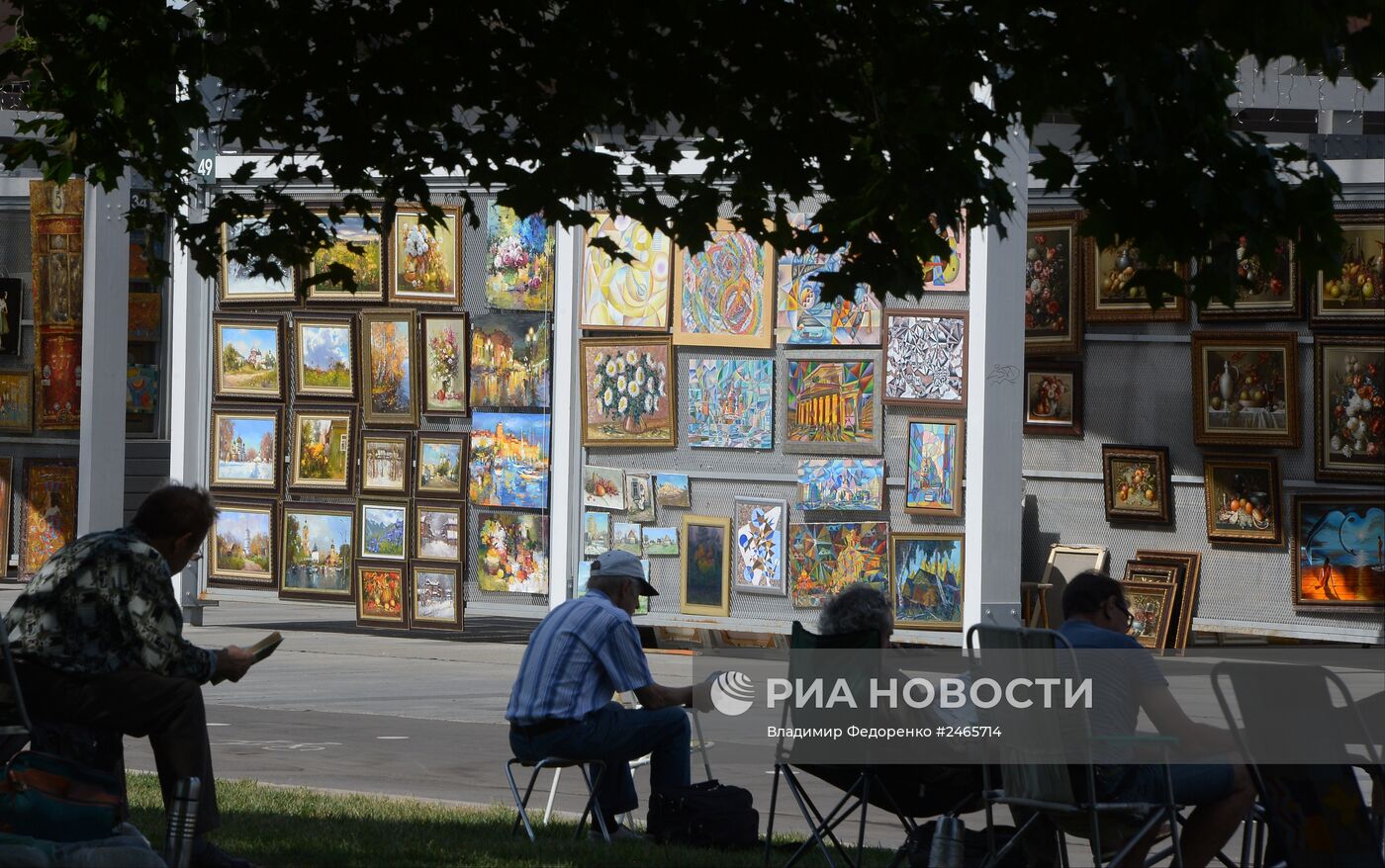 Отдых горожан в парке искусств "Музеон" в Москве