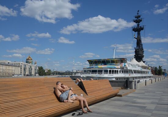 Отдых горожан в парке искусств "Музеон" в Москве