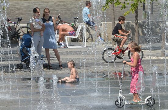 Отдых горожан в парке искусств "Музеон" в Москве