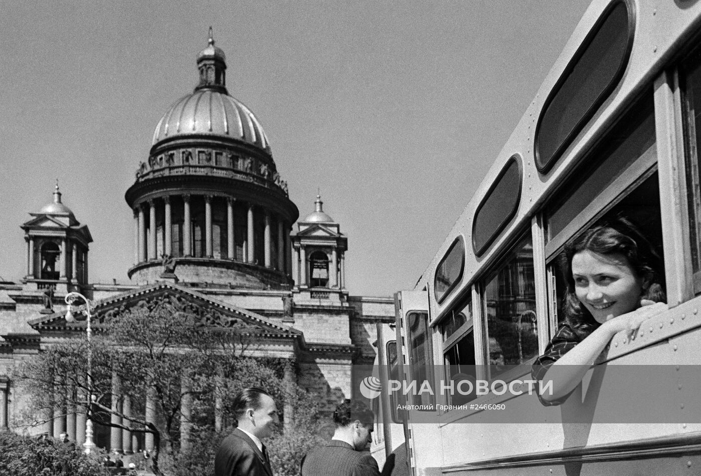 Туристы на экскурсии в Ленинграде