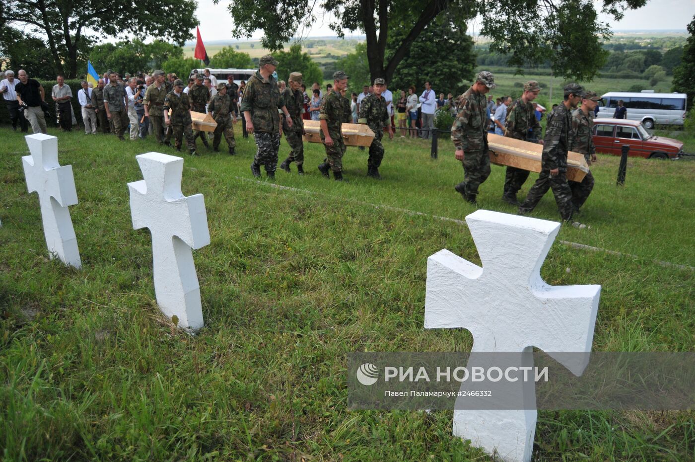 Перезахоронение останков воинов дивизии СС "Галичина"в Львовской области