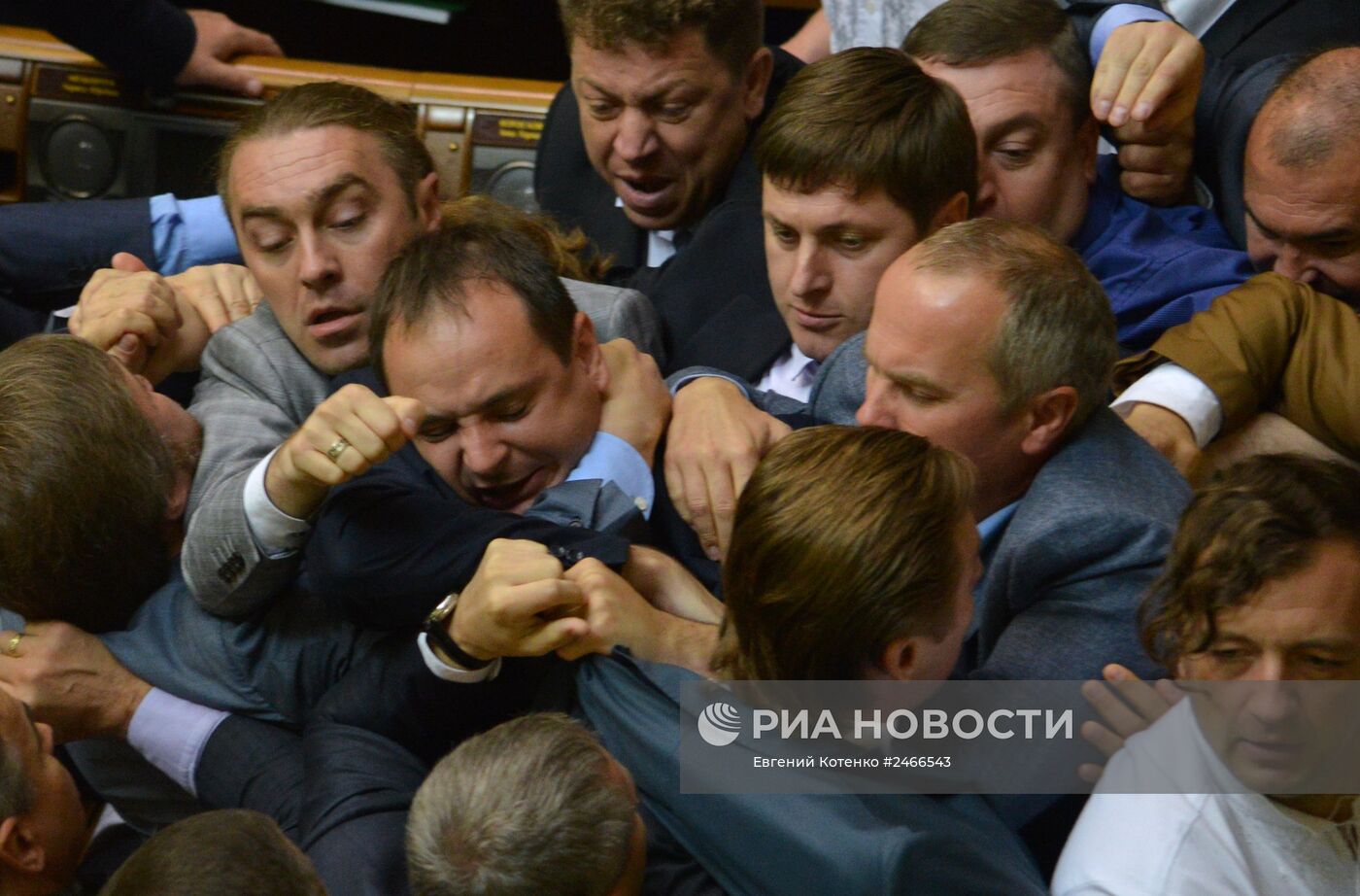 Верховная Рада утвердила указ президента Украины "О частичной мобилизации"