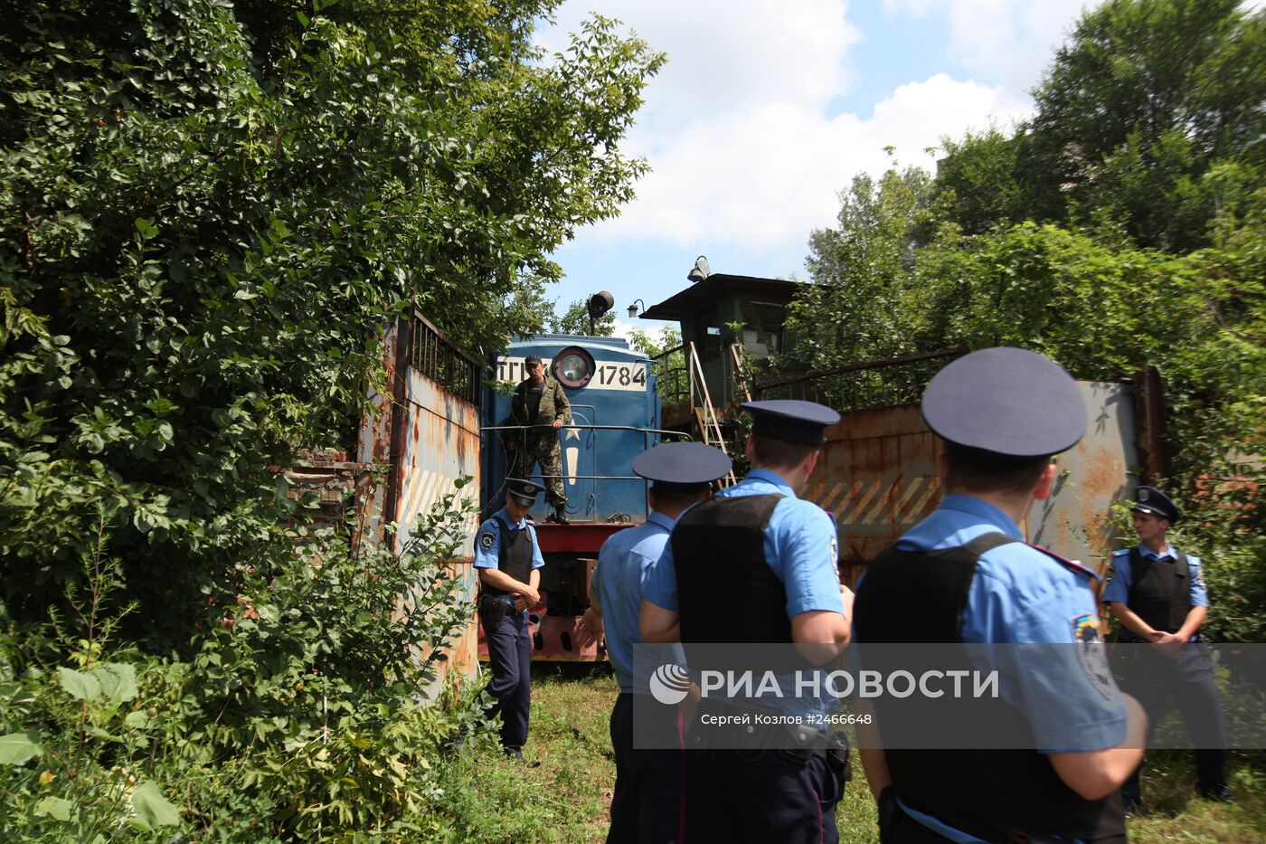 Поезд с телами жертв катастрофы малайзийского лайнера Boeing 777 прибыл в Харьков