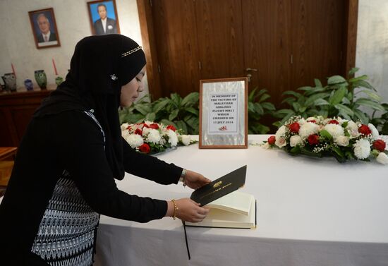 В посольстве Малайзии открыли книгу соболезнований, в связи с крушением Boeing 777