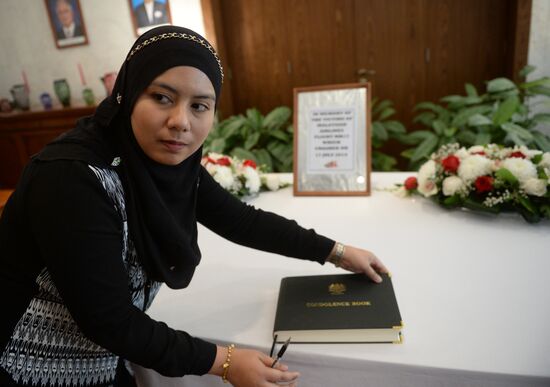 В посольстве Малайзии открыли книгу соболезнований, в связи с крушением Boeing 777