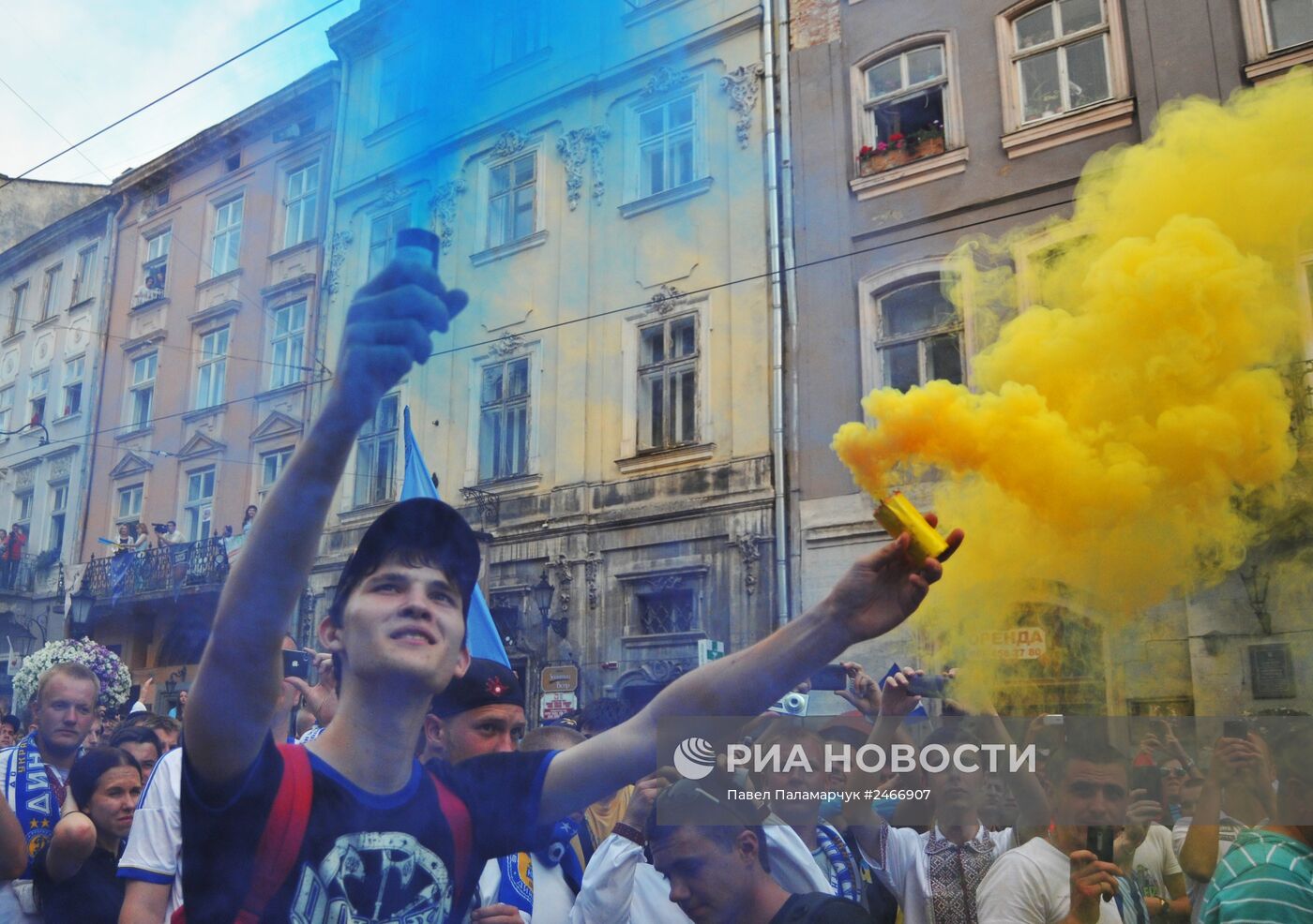 Марш единства болельщиков перед матчем Динамо - Шахтер во Львове