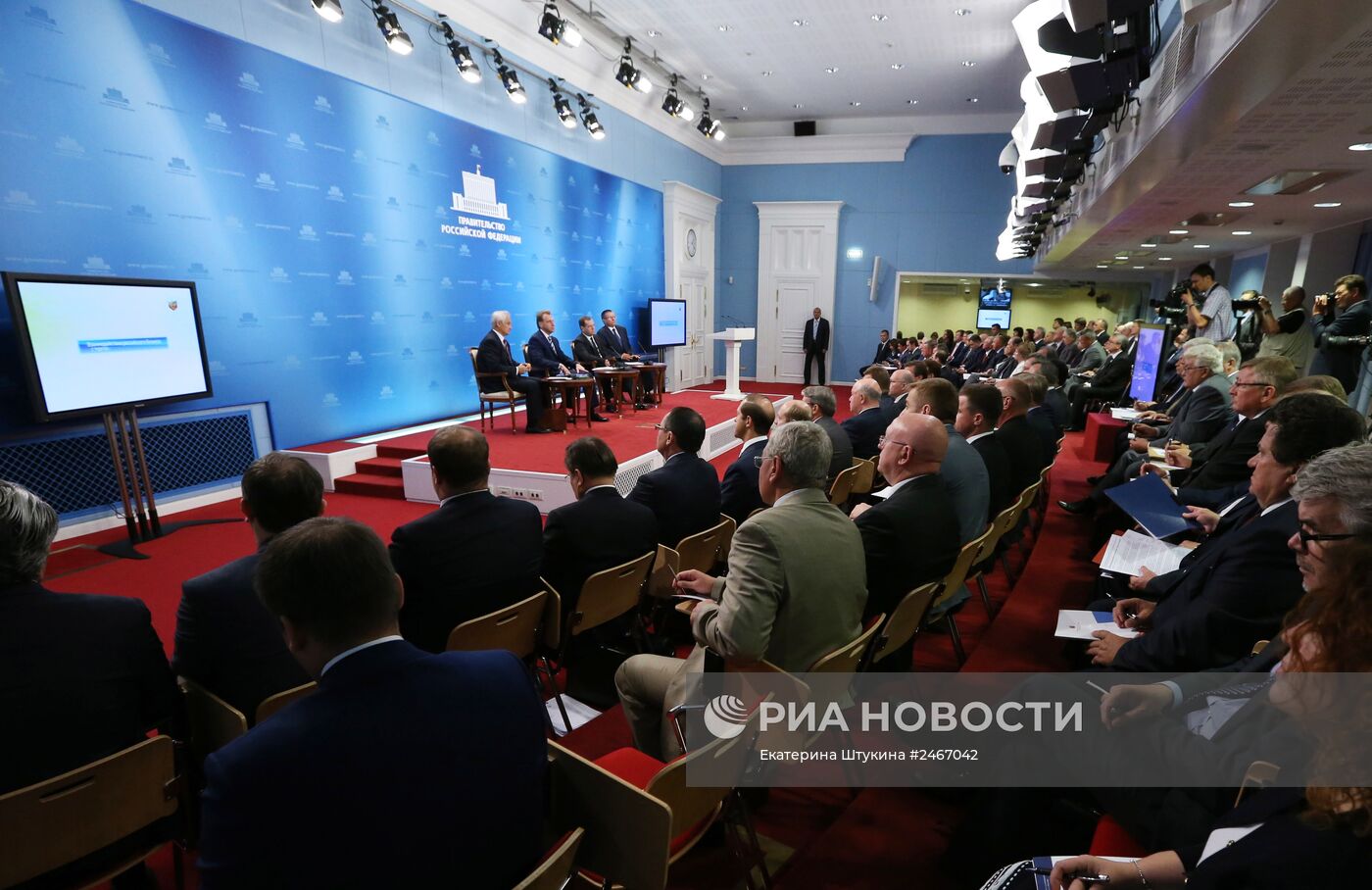 Д.Медведев принял участие в совещании торговых представителей РФ в иностранных государствах