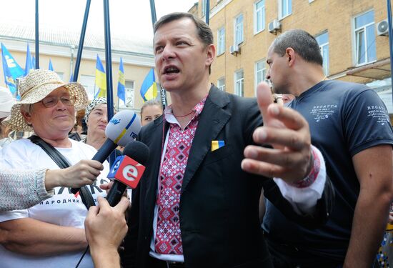 Пикет представителей партии "Свобода", выступающих за запрет Компартии Украины, у здания суда Киева