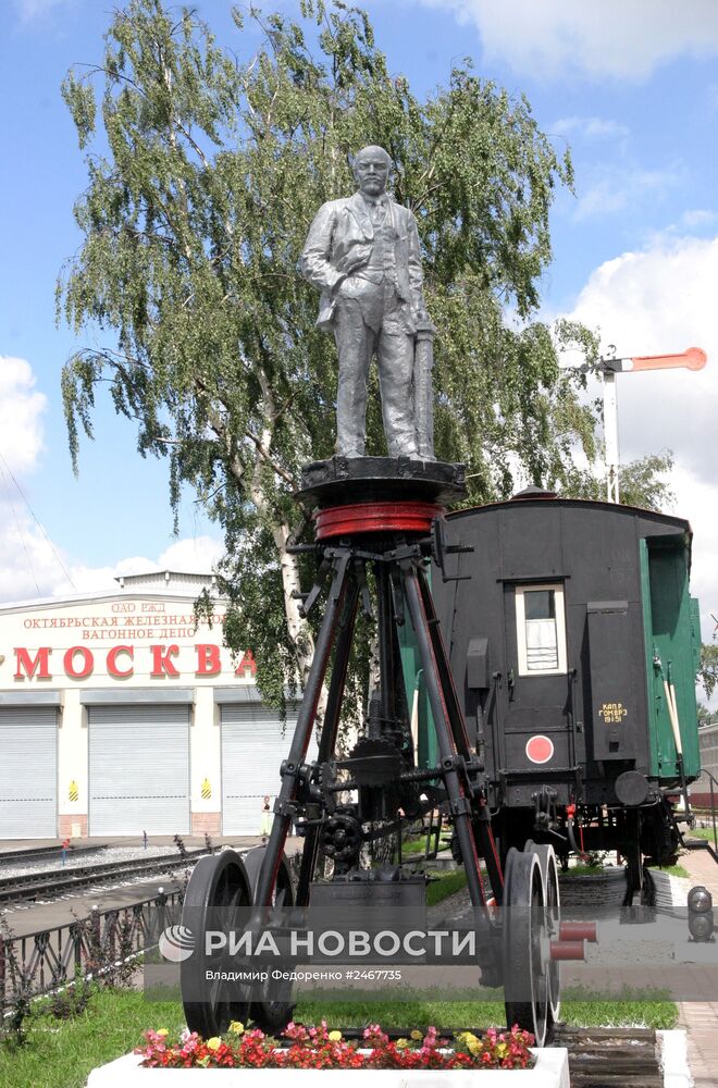 Памятник В. Ленину в депо Октябрьской железной дороги