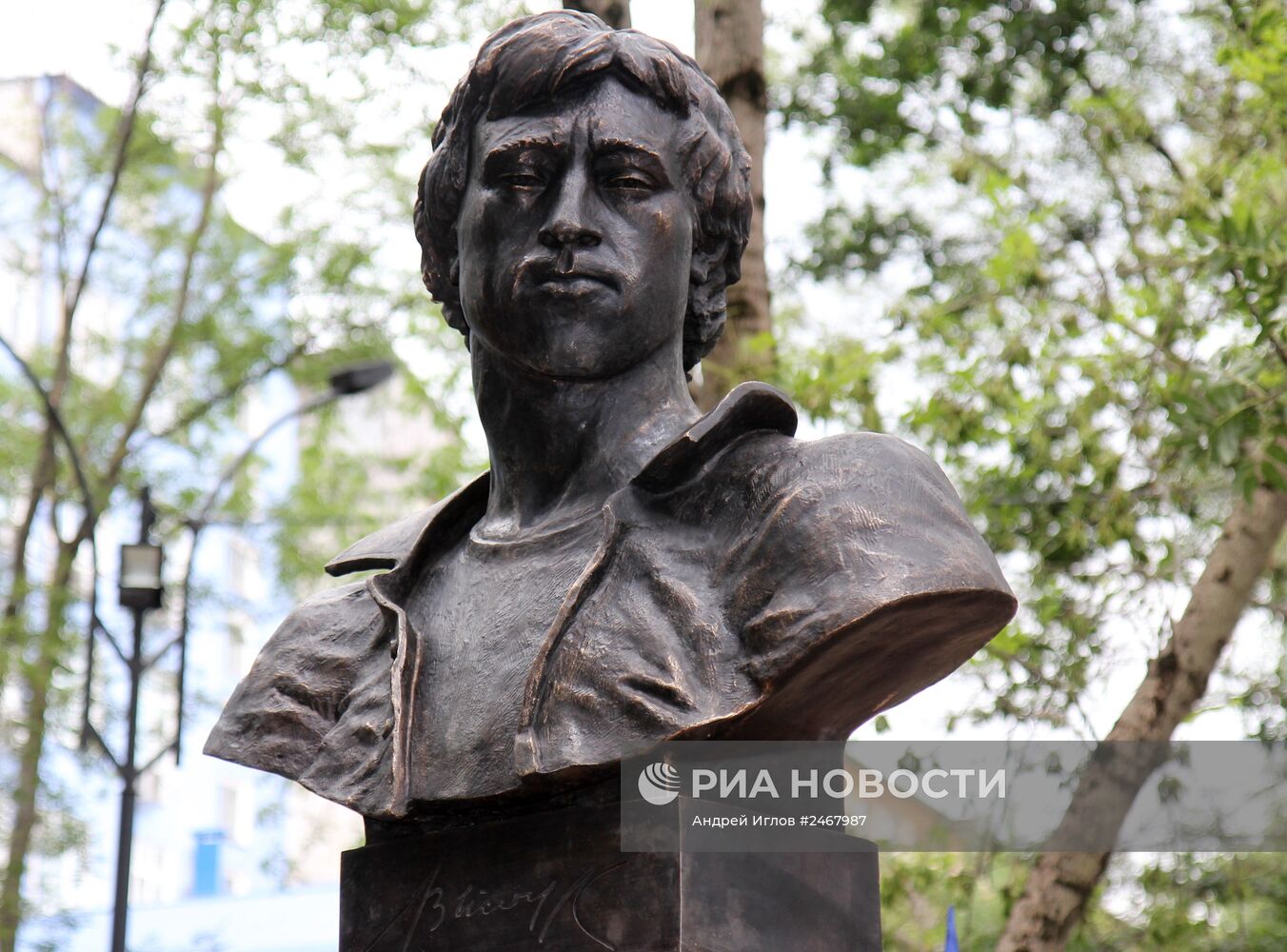 В Симферополе открыли памятник Владимиру Высоцкому
