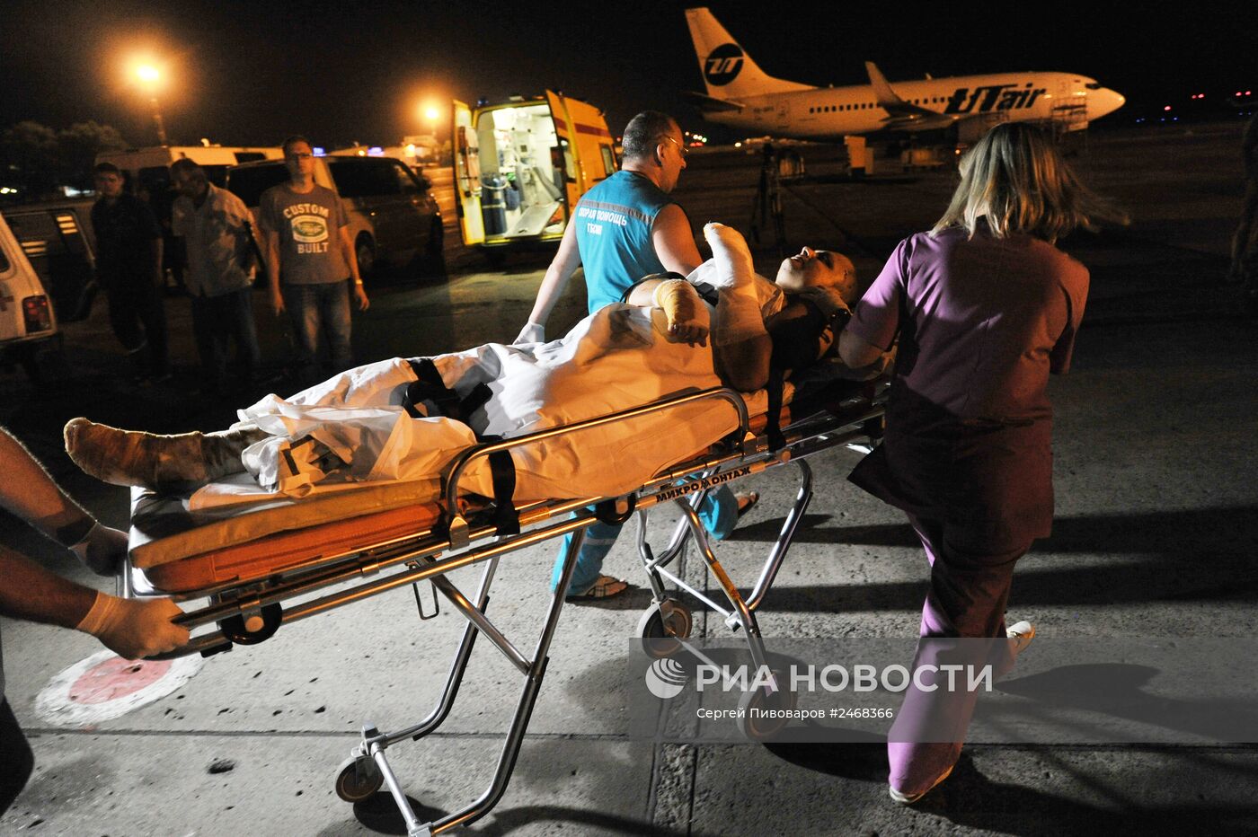 Тяжело раненых украинских военных отправляют самолетом на Украину