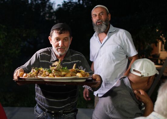 Вечерняя молитва и ифтар крымских татар в месяц Рамадан