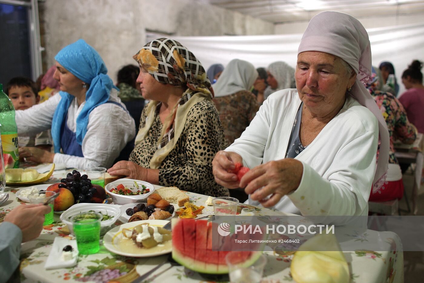 Вечерняя молитва и ифтар крымских татар в месяц Рамадан