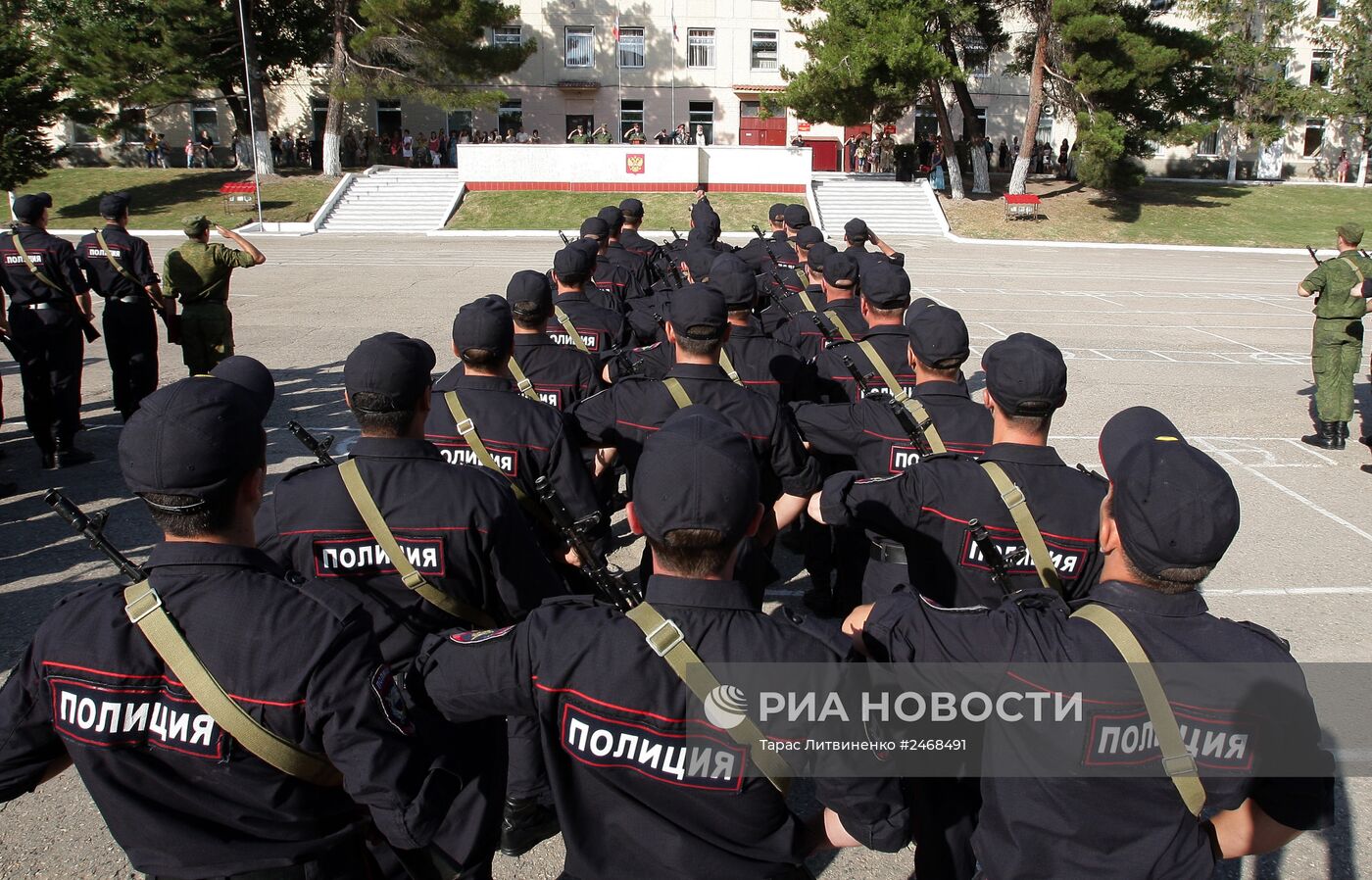 Приведение к воинской присяге новобранцев-контрактников МВД РФ в Симферополе