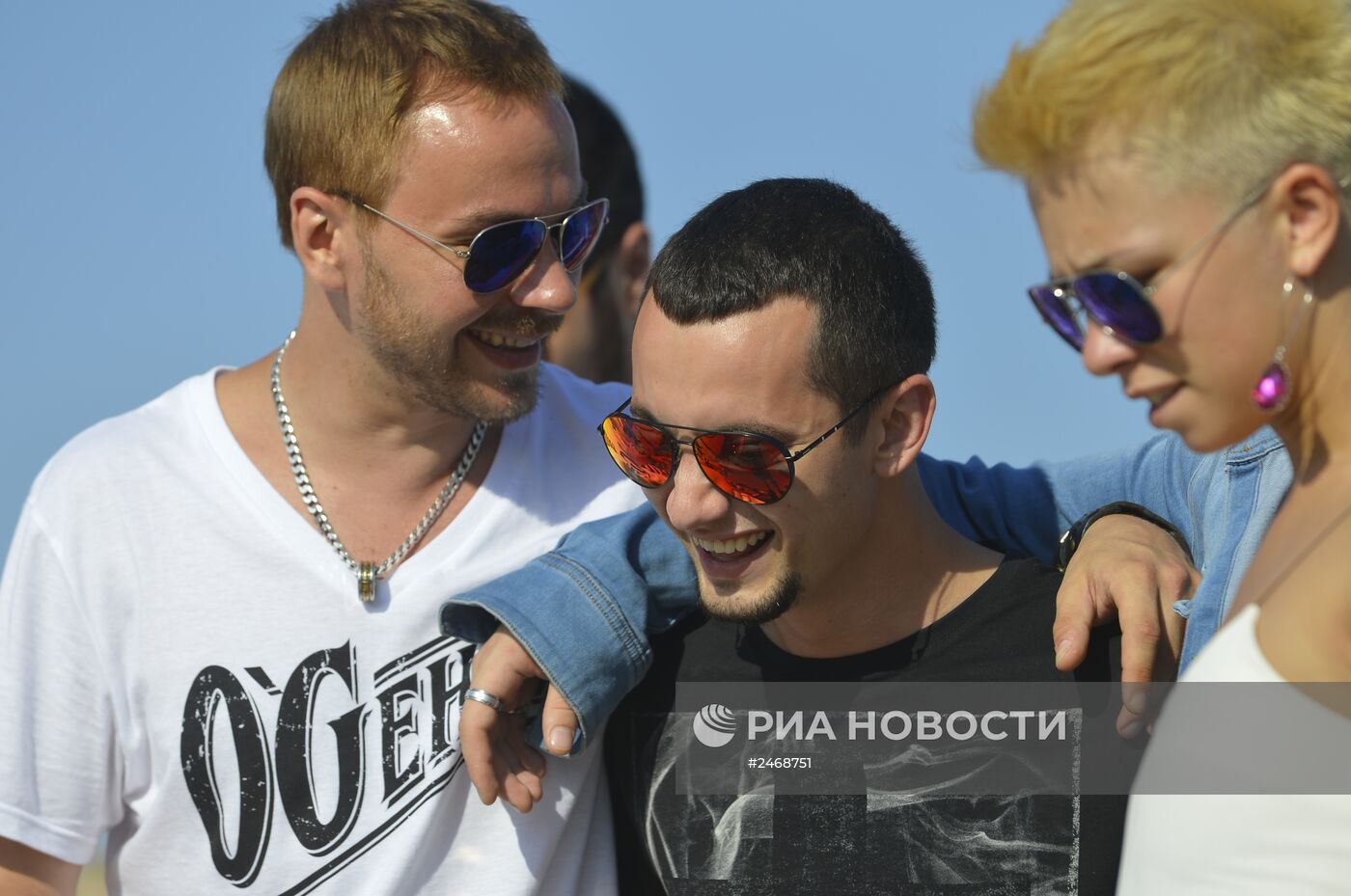 Закладка созданного конкурсантами барельефа "Новая волна - 2014" в Юрмале