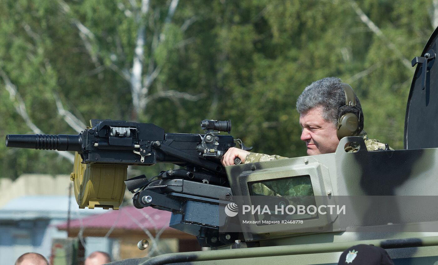 Петр Порошенко посетил Первую оперативную бригаду Национальной гвардии под Киевом